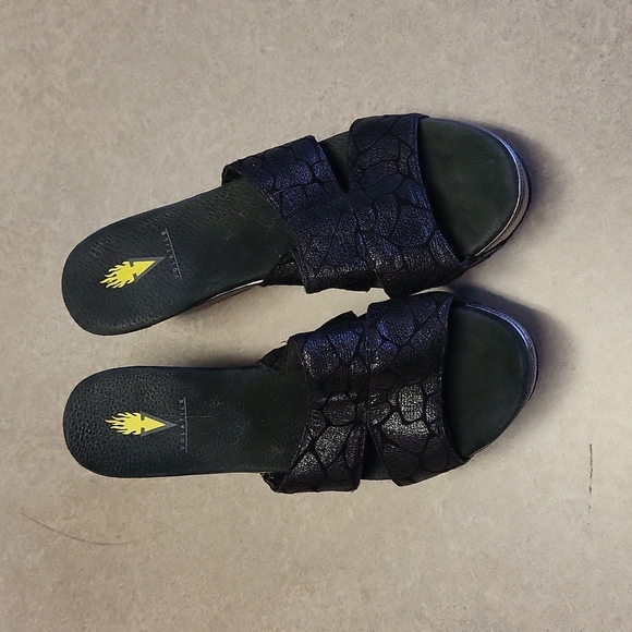 Volatile Metallic Flocking Silver Black Platform Wedge Size 9 - Picture 3 of 8